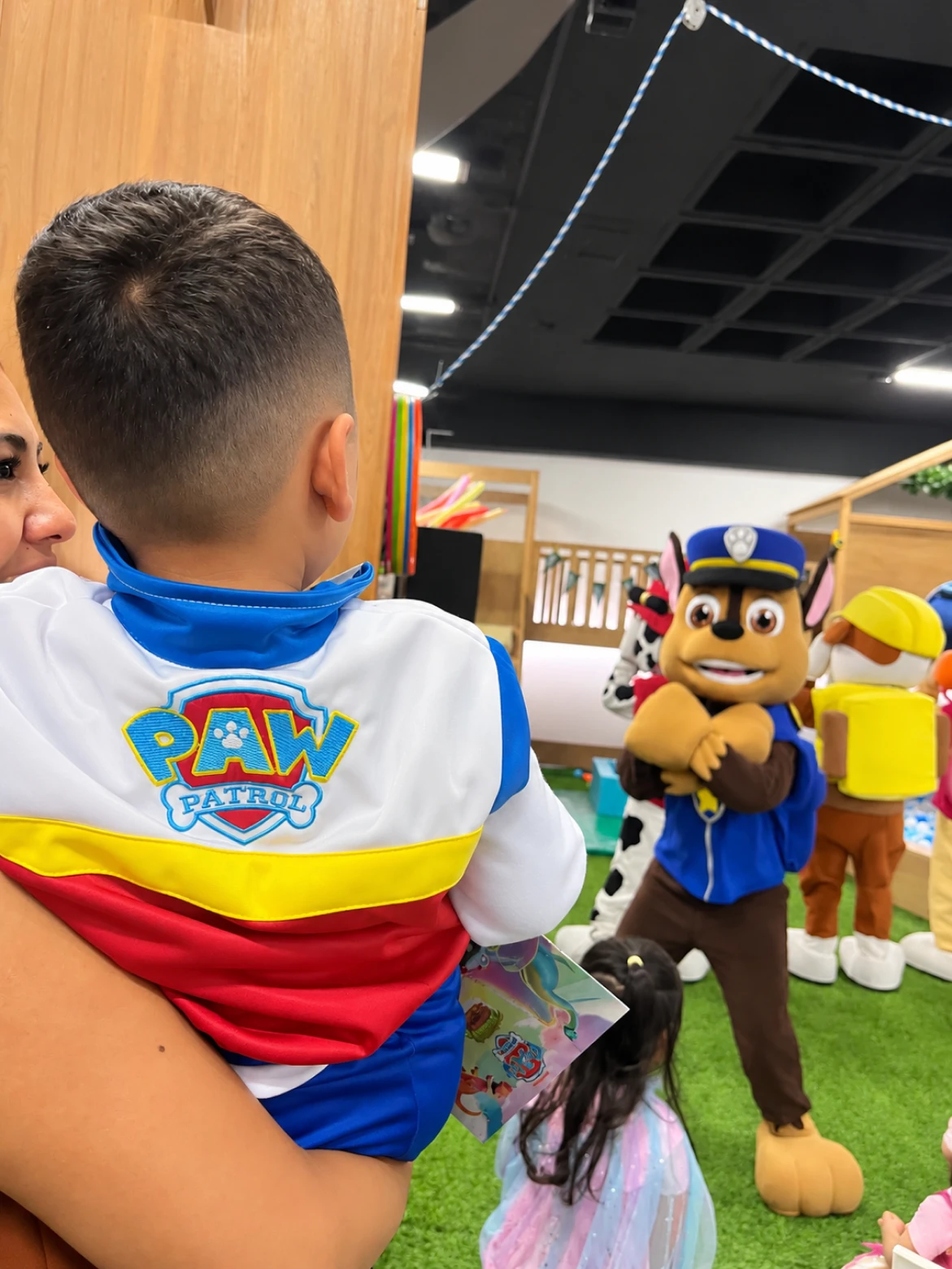 Festejado disfrazado recibiendo la visita de su personaje favorito