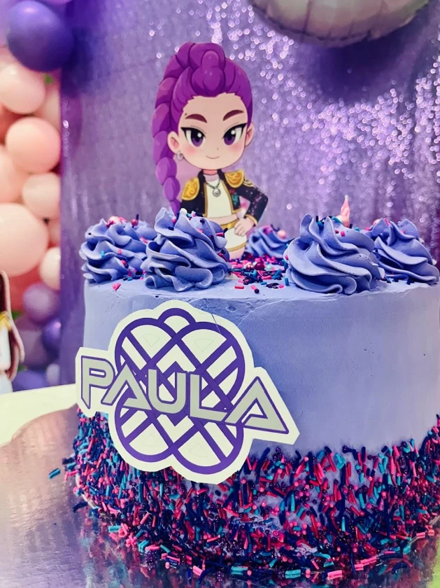 Pastel morado decorado con la figura de su personaje y el nombre de la festejada