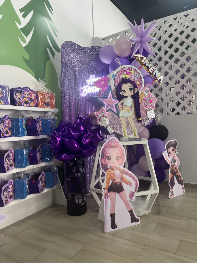 Montaje de cumpleaños personalizado con personajes, globos morados y nombre de la festejada