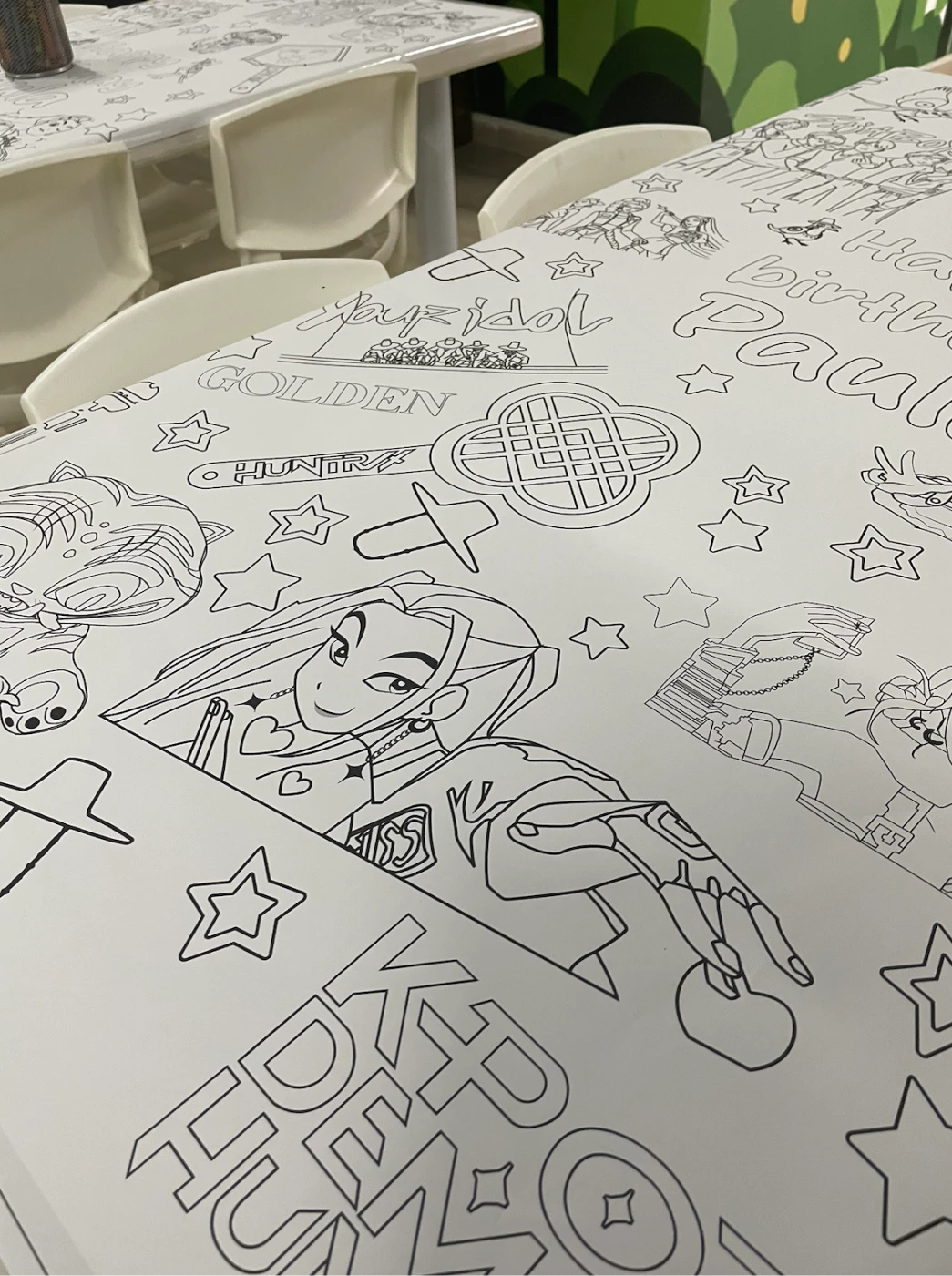 Mantel personalizado para colorear con los personajes de la fiesta